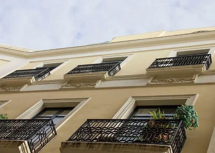 Luz Y Balcones Junto A La Giralda Siviglia